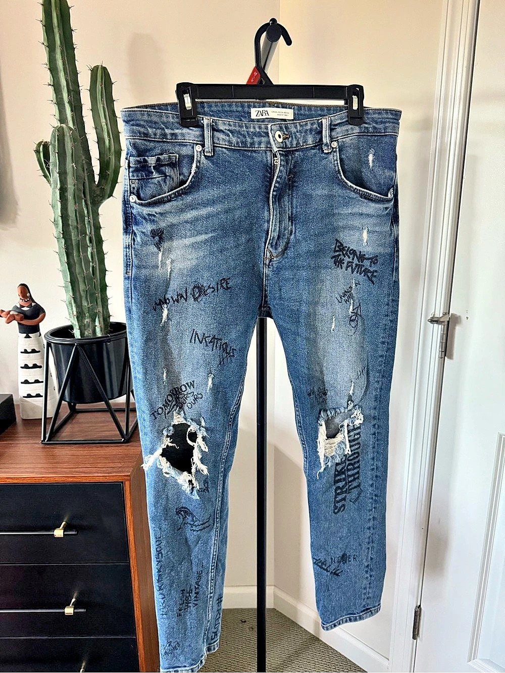 Zara Graffiti Print Distressed Jeans Distressed Skinny Jeans in Blue Waist 34